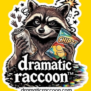 Dramatic Raccoon™-klistermärke i PNG-format | Rolig skräppandameme | Relatable Chaos™ digital nedladdning | Utskrivbar klistermärkesdesign