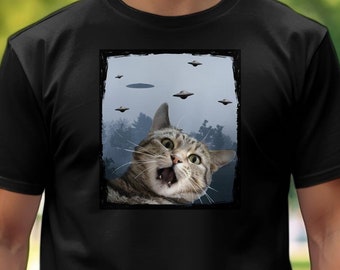 面白い猫とUFOのTシャツ、エイリアン宇宙船猫デザイン、ユニークな猫好きへのギフト、クールな猫とUFOのTシャツ、楽しいエイリアン誘拐猫シャツ