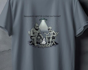 Bigfoot e alieno accanto al fuoco, camicia Bigfoot, camicia retrò Girocollo unisex dalla vestibilità ampia, camicia con detti divertenti, maglietta novità, camicia vintage