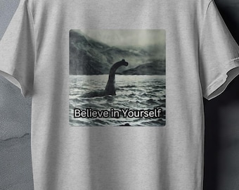 Credi in te stesso, camicia Mostro di Loch Ness, camicia Nessie, camicia retrò Girocollo unisex dalla vestibilità ampia, camicia con detti divertenti, camicia vintage