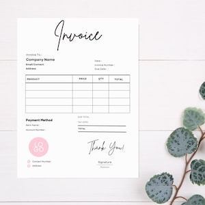Puede incluir: Una plantilla de factura blanca con texto negro y un logotipo rosa. La palabra "Invoice" est&aacute; escrita en cursiva en la parte superior. La plantilla incluye campos para informaci&oacute;n de la empresa, detalles del producto, m&eacute;todo de pago y un mensaje "Thank You!"