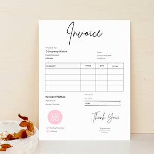 Puede incluir: Una plantilla de factura blanca con texto negro y un logotipo rosa. La palabra "Invoice" est&aacute; escrita en cursiva elegante en la parte superior. Los campos incluyen "Company Name", "Product", "Price", "QTY" y "Total". La parte inferior dice "Thank You!"