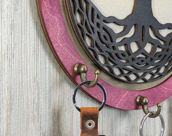 Rustieke houten wandkapstok met Keltisch knoopontwerp | Handgemaakte halorganizer
