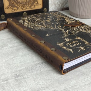 Carnet de notes A5 enveloppé en bois et cuir, carnet de notes personnalisé à monogramme, carte du Seigneur des anneaux de la Terre du Milieu