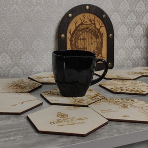 Set von 12 gravierten Holzuntersetzern, Benutzerdefinierte Getränkeuntersetzer, Herr der Ringe Untersetzer für Gläser, Mittelerde Karte, Einweihungsparty Geschenk