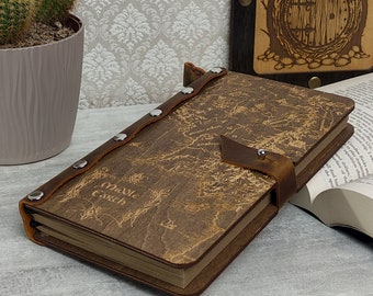 Eingewickeltes Holzjournal, benutzerdefinierter Insert-Planer, monogrammierte Karte des Mittelerde-Reisenden-Notebooks, graviertes Journalgeschenk