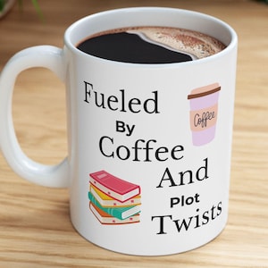 Angetrieben durch Kaffee und Plot Twists Keramikbecher, perfektes Geschenk für Buchliebhaber, Kaffee-Enthusiasten, Leseecke Dekor, Schreibbecher, Lehrer