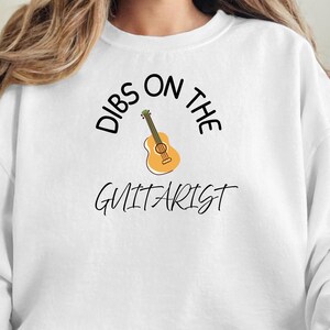 Me quedo con la sudadera de guitarrista, acogedora sudadera de cuello redondo para amantes de la música, regalo perfecto para músicos, sudadera para novias, regalo navideño, regalo para músicos.
