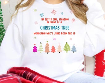 Weihnachtsbaum Sweatshirt, Weihnachten Crewneck, lustiges Weihnachtsgeschenk, Winterkleidung, festliche Kleidung, ich bin nur ein Mädchen, das vor einem ...