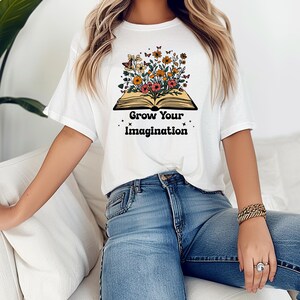 Koszulka Creative Imagination - Koszulka z grafiką kwiatową, prezent dla czytelników, miłośników książek, ducha artystycznego, odzież inspirująca, prezenty dla czytelników