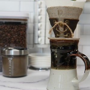 Giet over koffiebrouwer