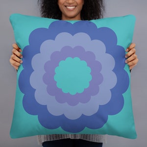 Scalloped Circle Basic Pillow