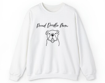 Może przedstawiać: Biała bluza z czarnym napisem "Proud Doodle Mom" i czarnym rysunkiem buldoga.