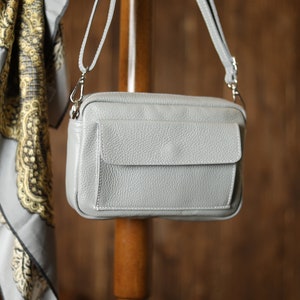 Leder-Umhängetasche für Damen, Alltagshandtasche mit Klappe und Reißverschluss, Gürteltasche, schönes Geschenk für Frauen