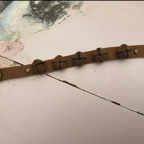1 Genuine Leather Collar With 5 Rusty Tin Bells, 25 x 1 cm (363r)