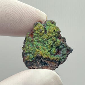 7g Green Rainbow Iridscent Hematite on Botryoidal Goethite and Turgite