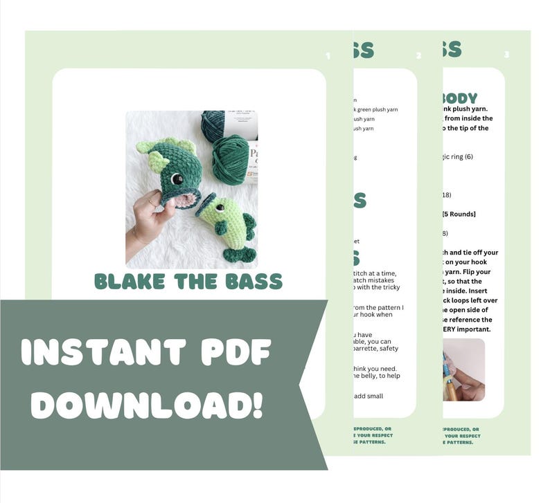 Op de afbeelding: Een haakpatroon voor "Blake the Bass" wordt getoond, met een groen en blauw pluche visontwerp. De afbeelding bevat de tekst "INSTANT PDF DOWNLOAD!" en instructies.