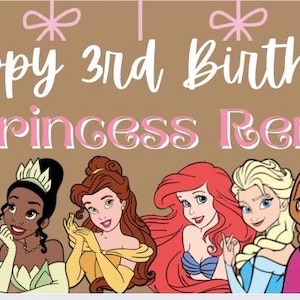 Pode incluir: Uma faixa retangular com fundo castanho claro e um padrão repetitivo de laços cor-de-rosa e linhas verticais. O texto Happy 3rd Birthday Princess Remi está em branco e rosa. Dez personagens femininas ilustradas estão alinhadas em baixo.