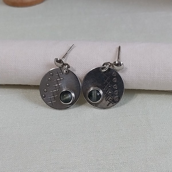 Earrings Cat's Eye Vintage Sterling Sliver Tribal Designed 1/2 Inch Round Discs Gray Chrysoberyl Bezel Set Stone With Post Backs 1 Inch Drop