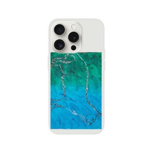 Puede incluir: Funda de teléfono blanca con un diseño abstracto azul y verde. El diseño presenta un degradado de colores azules y verdes con líneas plateadas fluidas. La funda del teléfono tiene un módulo de cámara con tres lentes y un flash.