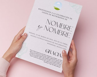 Könnte beinhalten: Eine Hochzeitskarte, die von Händen gehalten wird und eine elegante Typografie aufweist. Die Einladung enthält die Namen des Paares, Datum, Uhrzeit und Ort. Das Design beinhaltet ein subtiles Blumenelement und eine Himmelsgrafik.