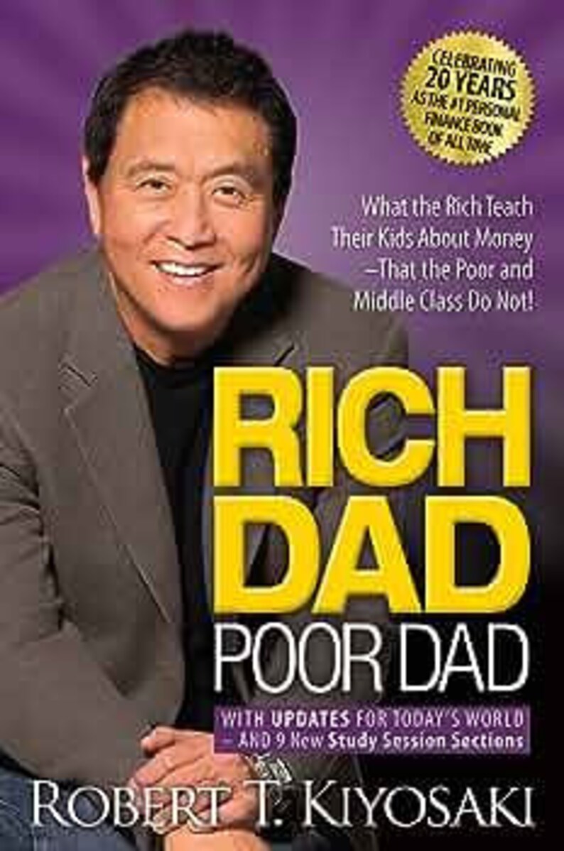 Puede incluir: La portada de "Padre Rico, Padre Pobre" de Robert T. Kiyosaki. El t&iacute;tulo del libro est&aacute; en letras amarillas grandes sobre un fondo oscuro. El nombre del autor est&aacute; en la parte inferior. Un hombre con una blazer gris est&aacute; en el fondo.