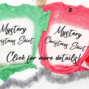 Puede incluir: Dos camisetas de algodón blanqueadas con el texto "Mystery Christmas Shirt" en negro. Las camisetas son verde y roja y tienen un diseño blanqueado blanco. El texto "¡Haz clic para más detalles!" también es visible.