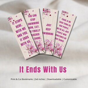 Könnte beinhalten: Vier rechteckige Lesezeichen mit Zitaten aus "It Ends With Us" werden angezeigt. Jedes Lesezeichen hat einen hellen Holzmaserungshintergrund mit rosa floralen Akzenten. Der Text auf den Lesezeichen ist dunkelrosa. Der Titel "It Ends With Us" wird darunter angezeigt.