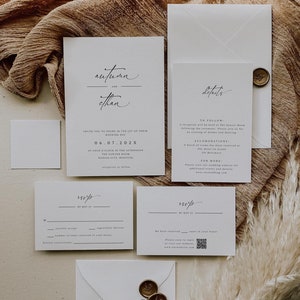 Könnte beinhalten: Hochzeits-Einladungssuite mit weißem Hintergrund und goldenen Wachssiegeln. Die Einladung zeigt die Namen "Autumn und Ethan" und das Datum "06.07.202X". Die RSVP-Karte enthält einen QR-Code und den Text "RSVP bis zum 1. Mai".
