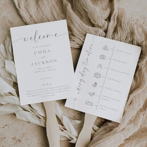 Könnte beinhalten: Eine Hochzeitstag-Zeitleiste mit weißem Hintergrund und schwarzem Text. Die Karte zeigt einen Zeitplan der Ereignisse für den Hochzeitstag, einschließlich der Zeremonie, Fotos, Cocktailstunde, Abendessen und Verabschiedung. Die Karte enthält auch einen Shuttle-Fahrplan für die Gäste, um zum Hotel zu gelangen und von dort zurückzufahren.