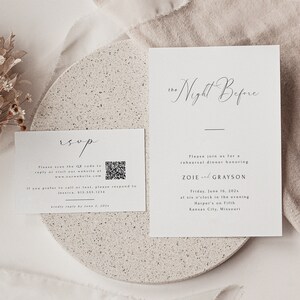 Könnte beinhalten: Eine weiße RSVP-Karte mit einem schwarzen QR-Code und Text, der lautet: "Bitte scannen Sie den QR-Code, um zu antworten oder unsere Website unter www.ourwebsite.com zu besuchen. Wenn Sie lieber anrufen oder eine SMS senden möchten, antworten Sie bitte Jessica, 913-555-1234. Bitte antworten Sie bis zum 2. Juni 2024." Eine weiße Einladungskarte mit schwarzem Text, der lautet: "Die Nacht davor. Bitte schließen Sie sich uns zu einem Probeessen an, das Zoie und Grayson zu Ehren stattfindet. Freitag, 16. Juni 2024 um 18:00 Uhr Harper's on Fifth Kansas City, Missouri."