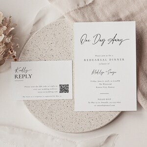 Könnte beinhalten: Eine weiße RSVP-Karte mit schwarzem Text. Der Text lautet "One Day Away" in einer Schreibschrift. Die Karte ist für ein Probeessen für Madelyn und Sanger am Freitag, den 6. Juni 202X, um 18:00 Uhr im Winstead in Kansas City, Kansas. Die Karte enthält eine RSVP-Anfrage bis zum 23. Mai an Amanda unter 913-555-0607 oder amanda@email.com.