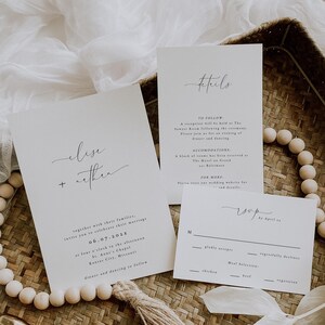 Könnte beinhalten: Hochzeits-Einladungssuite mit weißem Karton und schwarzer Kalligrafie. Die Einladungskarte zeigt die Namen des Paares, "Elise + Aether", das Hochzeitsdatum, "06.07.202X", und den Ort der Zeremonie. Die Detailkarte enthält Informationen über den Empfang, die Unterbringung und eine Website für weitere Details. Die RSVP-Karte enthält einen Abschnitt, in dem die Gäste ihre Teilnahme und ihre Essenswahl angeben können.