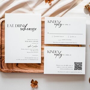 Op de afbeelding: Een witte huwelijksuitnodiging met zwarte tekst. De uitnodiging luidt "Eat. Drink. Rehearse" en bevat details voor een repetitiediner voor Sophie en Jackson op 8 juni om 18:00 uur in The Winstead in Kansas City, Kansas. De RSVP-deadline is 21 mei. De uitnodiging bevat ook een aparte RSVP-kaart met een QR-code.