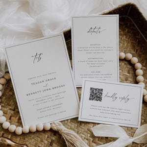 Könnte beinhalten: Eine weiße Hochzeitseinladungssuite mit schwarzem Text. Die Hauptkarte der Einladung enthält die Namen des Paares, das Hochzeitsdatum und den Ort. Die Detailkarte enthält Informationen über den Empfang, die Unterbringung und die RSVP-Details. Die RSVP-Karte enthält einen QR-Code und den Text "kindly reply".
