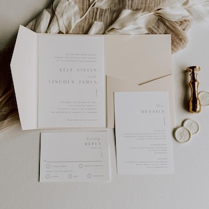 Puede incluir: Una invitación de boda plegada con un fondo crema y un bolsillo para la tarjeta RSVP. La invitación presenta los nombres "Elle Vivian" y "Lincoln James" en una fuente moderna. El texto "The Details" está impreso en una tarjeta separada.