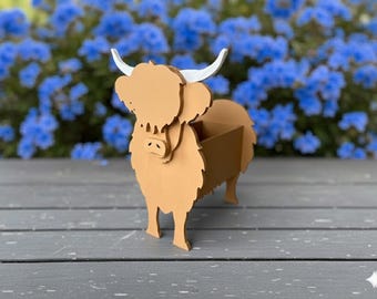 Custom Highland Cow Planter – Handmade Wooden Pet Memorial, Garden Décor, Gift for Animal Lovers, Indoor/Outdoor Flowerpot