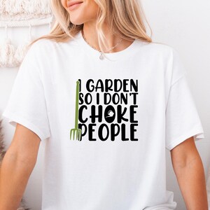 Camiseta &quot;Eu cuido do jardim para não sufocar as pessoas&quot; | Humor engraçado sobre jardinagem, camiseta com terapia de jardinagem, presentes para plantas domésticas, presente para jardineiro