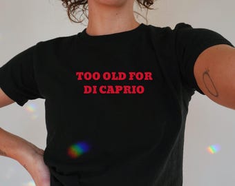 Zu alt für DiCaprio Baby T-Shirt | Kultiger Slogan, 2000er Jahre Kleidung, Slogan Baby Tee, y2k Ästhetik, weibliche Energie, Pintrest Preppy Kleidung
