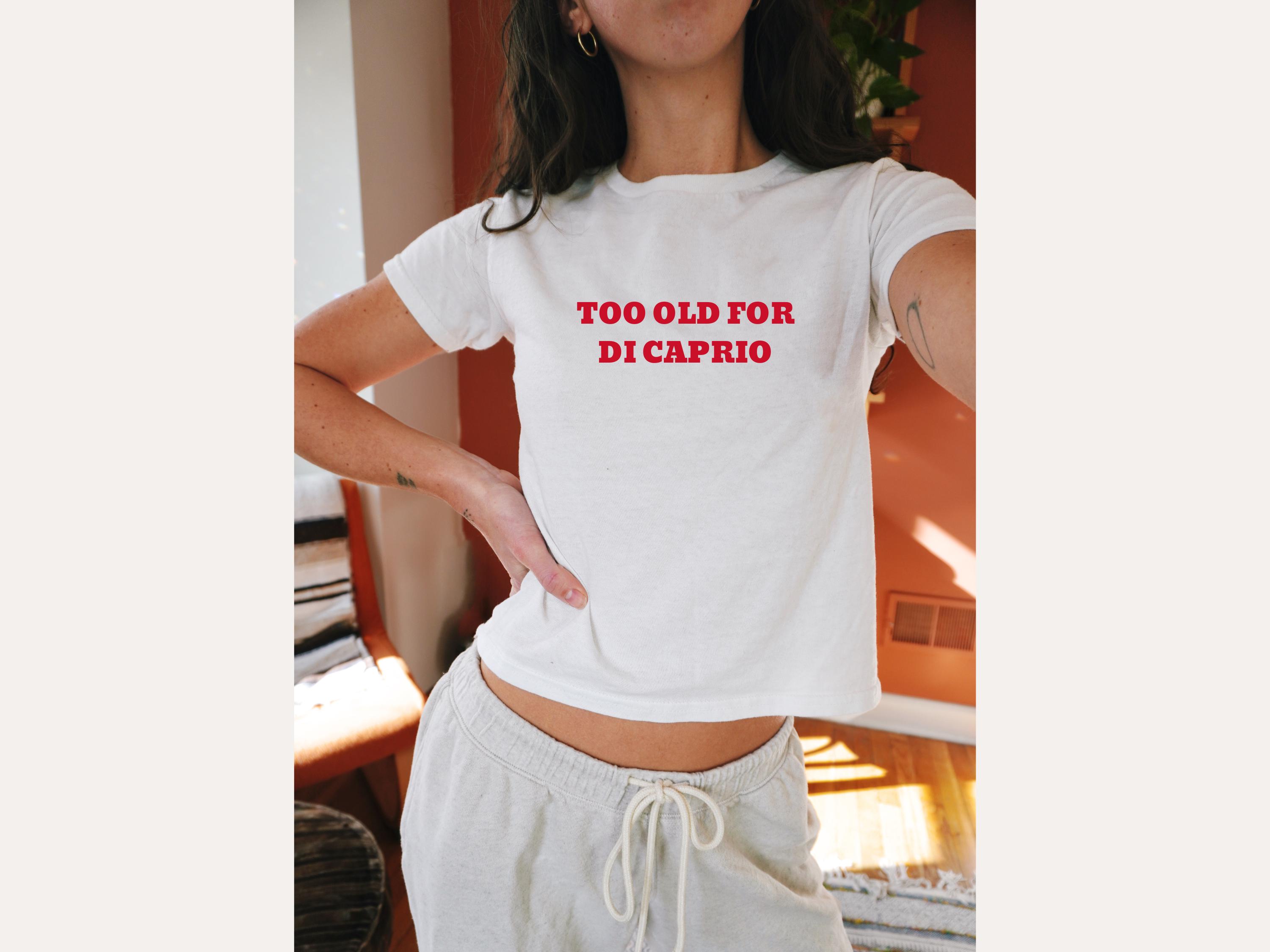 ディカプリオには古すぎるベビーTシャツ |  象徴的なスローガン、2000年代の服、スローガンベビーTシャツ、y2kの美学、女性のエネルギー、Pintrestのプレッピーな服 - Etsy 日本, image size:3000x2250