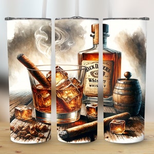 Könnte beinhalten: Ein Edelstahlbecher mit einem Design, das ein Glas Whisky mit Eis und einer Zigarre, eine Flasche Whisky mit dem Etikett "Jack Daniels" und ein kleines Holzfass zeigt. Der Hintergrund ist eine braune Holzoberfläche.