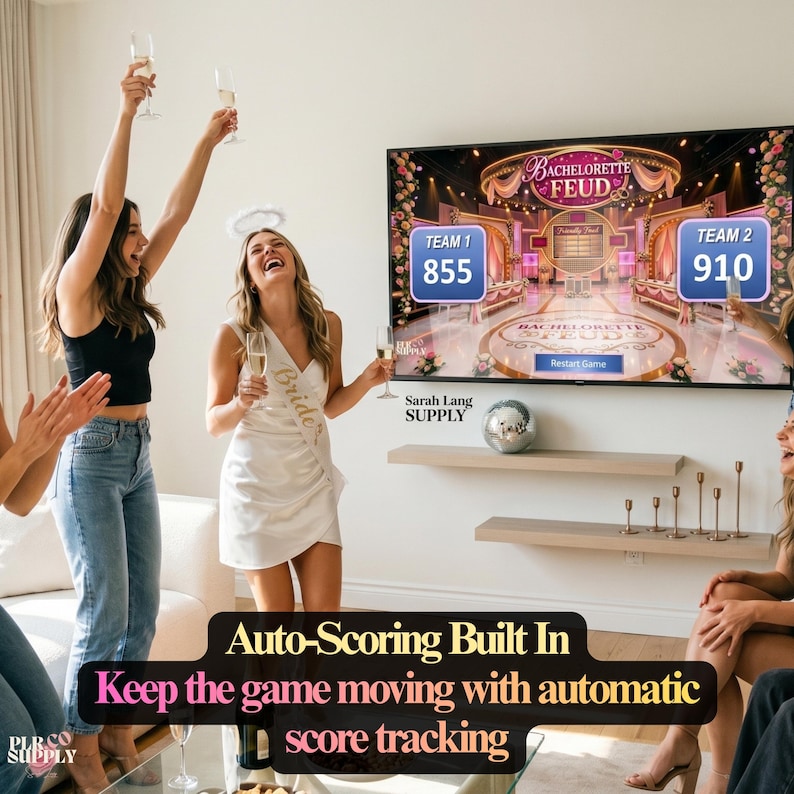 Op de afbeelding: Een digitaal Bachelorette Feud-spel op een televisiescherm met een roze en gouden interface die Team 1 met 855 punten en Team 2 met 910 punten toont. Het spel bevat een automatisch scoresysteem voor interactief entertainment op feestjes.