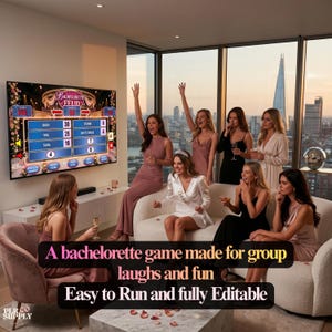 Op de afbeelding: Een digitaal televisiescherm toont de interface van het spel Bachelorette Feud met blauwe en gouden graphics, met scores en categorie&euml;n zoals Sash, Veil en Tiara, in een kamer met een groep mensen in feestelijke kleding.
