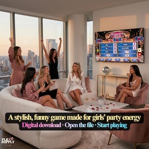 Op de afbeelding: Een digitaal Bachelorette Feud-spel weergegeven op een aan de muur gemonteerd televisiescherm, met een spelbord met punten en categorie&euml;n. De tekst op het scherm luidt Bachelorette Feud, en de afbeelding bevat de tekst A stylish, funny game made for girls' party energy. Digital download. Open the file. Start playing.