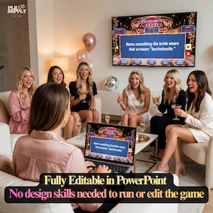 Op de afbeelding: Een digitaal Bachelorette Feud-spel weergegeven op een laptopscherm en een aan de muur gemonteerde televisie. De spelinterface bevat een blauw vragenvak met de tekst, Name something the bride wears that screams bachelorette, en bewerkbare PowerPoint-elementen.