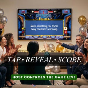 K&ouml;nnte beinhalten: Eine Gruppe von Menschen versammelt sich vor einem Fernsehbildschirm, auf dem das Spiel "Office Feud" angezeigt wird. Der Bildschirm zeigt eine Frage und Anzeigetafeln. Der Text "TAP &bull; REVEAL &bull; SCORE" und "HOST CONTROLS THE GAME LIVE" sind ebenfalls sichtbar.