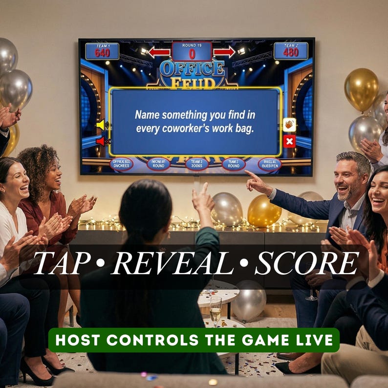 K&ouml;nnte beinhalten: Eine Gruppe von Menschen versammelt sich vor einem Fernsehbildschirm, auf dem das Spiel "Office Feud" angezeigt wird. Der Bildschirm zeigt eine Frage und Anzeigetafeln. Der Text "TAP &bull; REVEAL &bull; SCORE" und "HOST CONTROLS THE GAME LIVE" sind ebenfalls sichtbar.