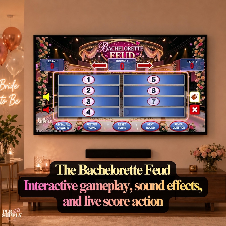 Op de afbeelding: Een televisiescherm met een Bachelorette Feud spelinterface met twee teamscorevakken, een centrale ronde-indicator en zeven genummerde antwoordvakken. Het scherm bevat roze bloemendecoraties, bedieningsknoppen en de tekst Bachelorette Feud.