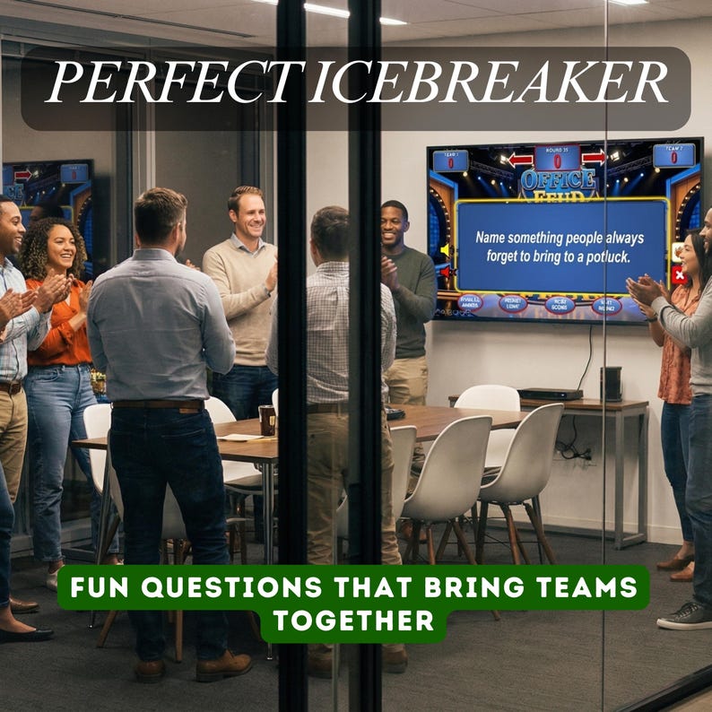 K&ouml;nnte beinhalten: In einem B&uuml;ro klatschen Menschen, w&auml;hrend ein Bildschirm eine Spielshow zeigt. Der Bildschirm zeigt "OFFICE FEUD" und eine Frage. Der Text oben lautet "PERFECT ICEBREAKER" und unten "FUN QUESTIONS THAT BRING TEAMS TOGETHER."