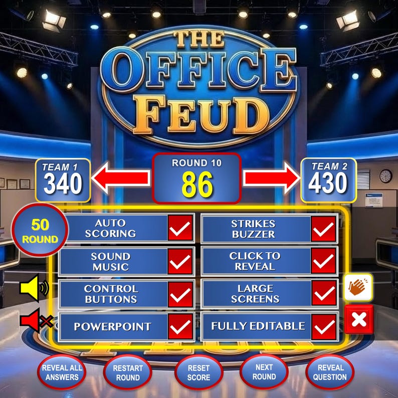 K&ouml;nnte beinhalten: Digitales Spiel-Interface f&uuml;r "The Office Feud" mit blauem und goldenem Farbschema. Das Spiel zeigt die Ergebnisse f&uuml;r Team 1 und Team 2, Rundeninformationen und verschiedene Spielfunktionen wie automatische Bewertung und gro&szlig;e Bildschirme. Schaltfl&auml;chen zur Spielsteuerung sind ebenfalls sichtbar.